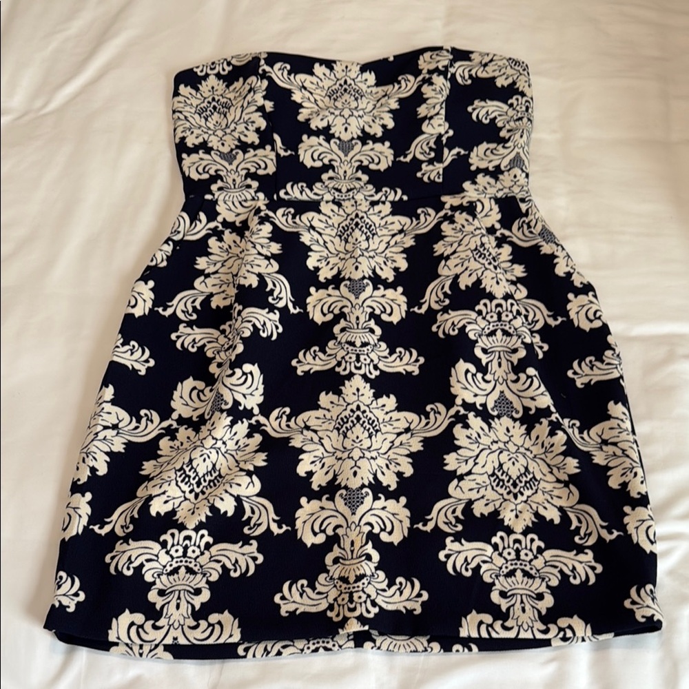 Elegant Navy Blue and Cream Strapless Dress with Pockets